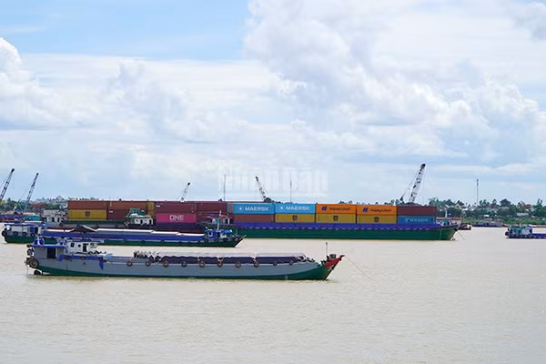 Hoạt động giao thương tại khu vực biên giới xã Thường Phước, tỉnh Đồng Tháp. (Ảnh: HỮU NGHĨA)