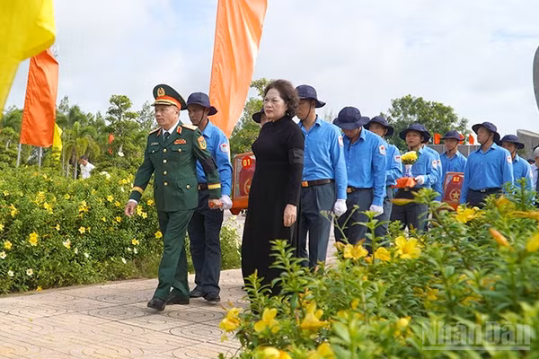 Lãnh đạo Trung ương, lãnh đạo tỉnh cùng đại biểu thực hiện nghi thức Lễ truy điệu, an táng hài cốt liệt sĩ quân tình nguyện và chuyên gia Việt Nam hy sinh qua các thời kỳ chiến tranh ở Campuchia và trong nước ngày 9/7/2026 tại tỉnh Đồng Tháp. (Ảnh: HỮU NGHĨA)