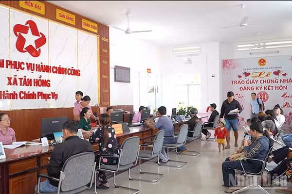 Người dân làm thủ tục hành chính tại Trung tâm Phục vụ hành chính công xã Tân Hồng, tỉnh Đồng Tháp. (Ảnh: HỮU NGHĨA)