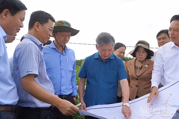 Đoàn công tác khảo sát dự án tại xã Tháp Mười, tỉnh Đồng Tháp. (Ảnh: HỮU NGHĨA)