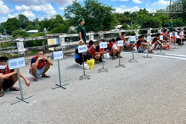 Công dân được phía Campuchia trao trả. (Ảnh: HÒA BÌNH)