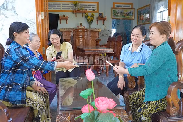 Tổ Phụ nữ chuyển đổi số ở xã Phương Thịnh, tỉnh Đồng Tháp hướng dẫn hội viên phụ nữ khai thác các tiện ích trên ứng dụng VNeID. (Ảnh: HỮU NGHĨA)