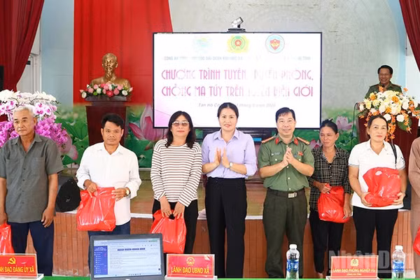 Lãnh đạo xã Tân Hộ Cơ và lãnh đạo Phòng Công tác chính trị, Công an tỉnh Đồng Tháp trao quà tặng người dân có hoàn cảnh khó khăn. (Ảnh: PHƯỚC THANH)