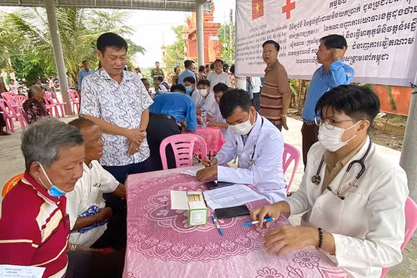 Đoàn tư vấn, khám bệnh, cấp phát thuốc miễn phí tại Campuchia. (Ảnh: Bộ Chỉ huy Quân sự tỉnh Đồng Tháp)