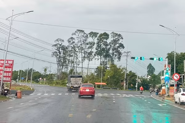 Lắp đặt hoàn thiện hệ thống đèn tín hiệu và đang vận hành thử. (Ảnh: HỮU NGHĨA)