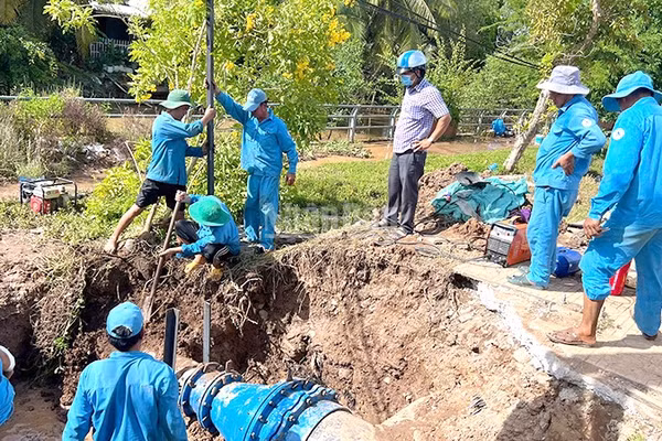 Ngay khi phát hiện sự cố, đơn vị đã huy động lực lượng gồm 14 nhân công cùng các phương tiện cơ giới chuyên dụng khắc phục sự cố. (Ảnh: HỮU NGHĨA)
