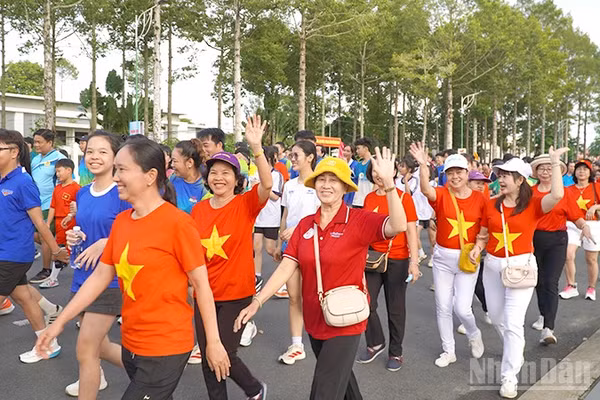 Người dân phường Cao Lãnh rộn ràng trong buổi đi bộ “Cùng Việt Nam tiến bước”. (Ảnh: HỮU NGHĨA)