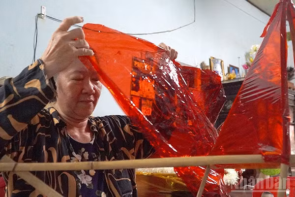 Bà Nguyễn Thị Ngọc Ngân làm đèn Trung thu chuẩn bị giao cho khách trong ngày. (Ảnh: HỮU NGHĨA)