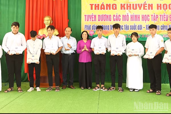 Trao học bổng Quỹ khuyến học Nguyễn Sinh Sắc tặng học sinh biên giới Đồng Tháp. (Ảnh: HỮU NGHĨA)