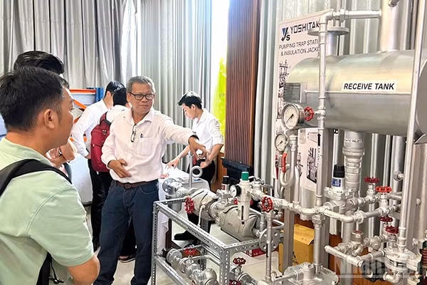 Đại biểu xem trưng bày các sản phẩm ứng dụng công nghệ tiên tiến giúp tiết kiệm năng lượng trong sản xuất công nghiệp. (Ảnh: HỮU NGHĨA)