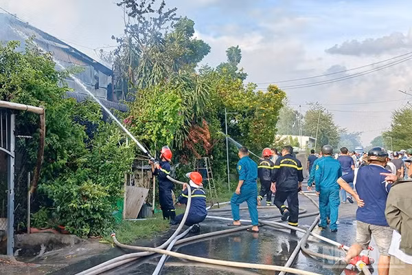 Lực lượng chữa cháy nhanh chóng đến hiện trường dập lửa. (Ảnh: Công an cung cấp)