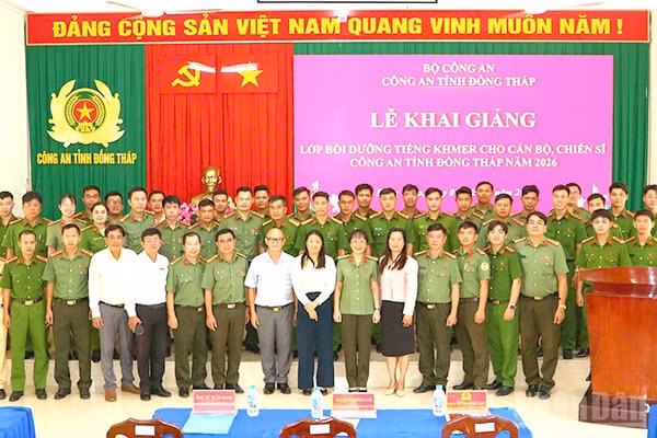 Đại biểu và học viên tại buổi Lễ khai giảng lớp bồi dưỡng tiếng Khmer năm 2026. (Ảnh: Công an Đồng Tháp cung cấp)