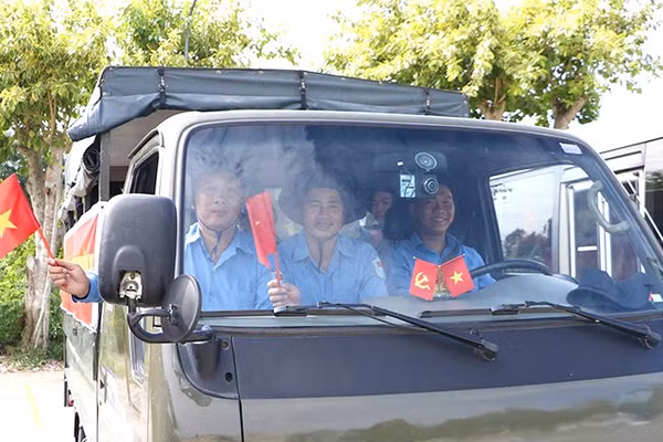 Cán bộ, chiến sĩ Đội K91 lên đường thực hiện nhiệm vụ. (Ảnh: HỮU NGHĨA)