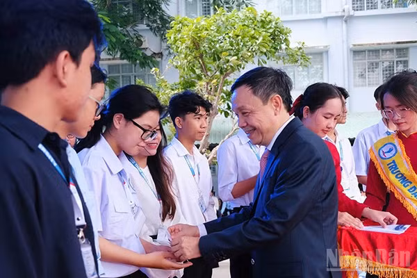 Đồng chí Phan Văn Thắng, Phó Bí thư Thường trực Tỉnh ủy, Chủ tịch Ủy ban Mặt trận Tổ quốc Việt Nam tỉnh Đồng Tháp trao học bổng tặng sinh viên. (Ảnh: HỮU NGHĨA)