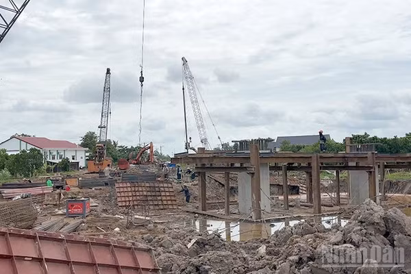 Công nhân, kỹ sư thi công xuyên lễ tại công trường cao tốc Mỹ An-Cao Lãnh, tỉnh Đồng Tháp. (Ảnh: HỮU NGHĨA)