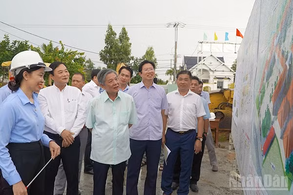 Đoàn công tác khảo sát dự án thi công Trường phổ thông nội trú tiểu học và trung học cơ sở Thường Phước, xã Thường Phước. (Ảnh: HỮU NGHĨA)