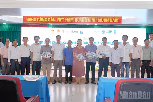 Đại biểu cùng các Tổ trưởng Tổ Cộng đồng bảo vệ, tái tạo và phục hồi nguồn lợi thủy sản tại buổi tọa đàm. (Ảnh: HỮU NGHĨA)
