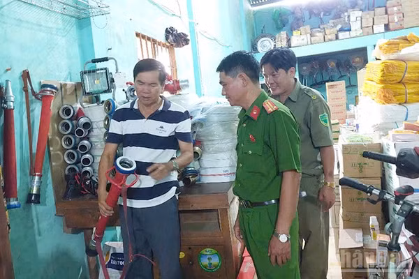 Ông Hai Nùng giới thiệu trang thiết bị chữa cháy tự mua sắm. (Ảnh: Công an Đồng Tháp)