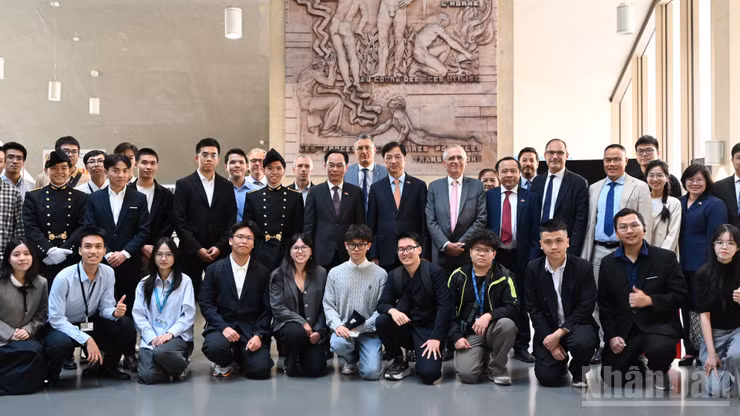 IP Paris cung cấp hệ sinh thái khoa học-công nghệ và nguồn tuyển thông qua các trường thành viên như Trường Bách khoa Paris, Trường Viễn thông Paris, Trường Quốc gia Thống kê và Quản trị kinh tế Paris, Trường Quốc gia Kỹ thuật tiên tiến. Các thế mạnh đào tạo: trí tuệ nhân tạo, dữ liệu, an ninh mạng, công nghệ lượng tử, năng lượng, quốc phòng, đổi mới sáng tạo và quản trị dự án công nghệ.