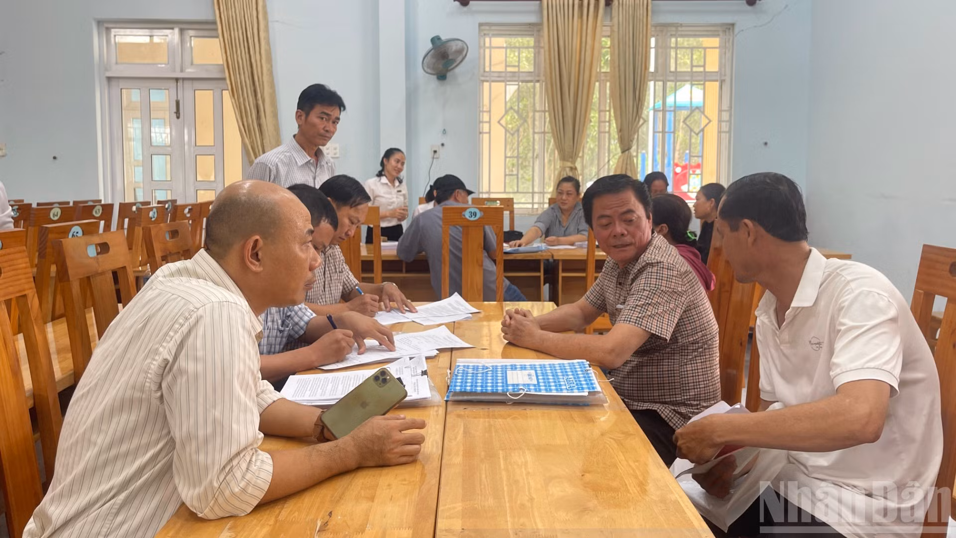 Người dân đến làm thủ tục để nhận tiền đền bù.