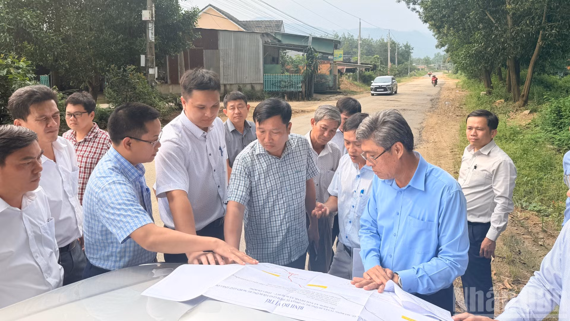 Lãnh đạo Ủy ban nhân dân tỉnh Lâm Đồng kiểm tra dự án nâng cấp, mở rộng tuyến ĐT.717. (Ảnh: THANH HẢI)