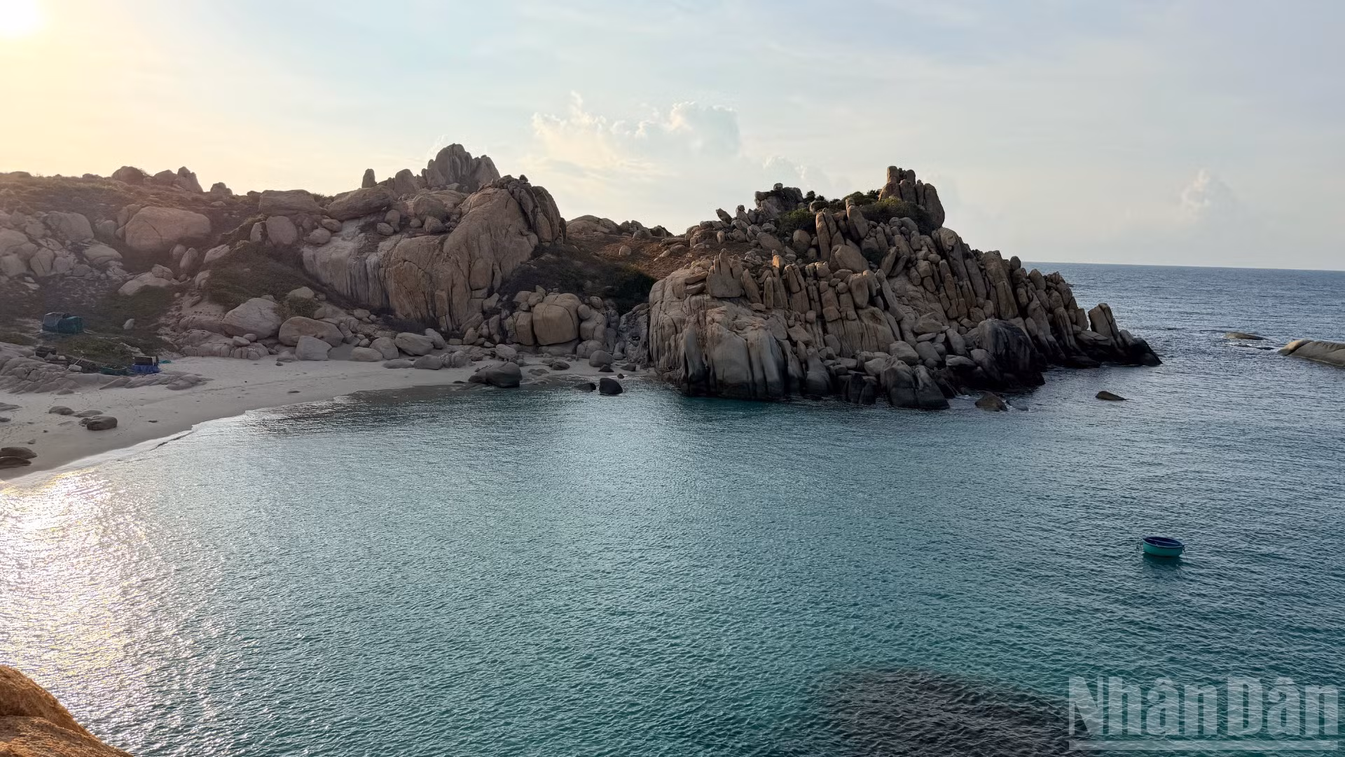 Đến với Hòn Cau, du khách có thể lặn ngắm san hô, chiêm ngưỡng nhiều loài thủy sinh vật quý hiếm.