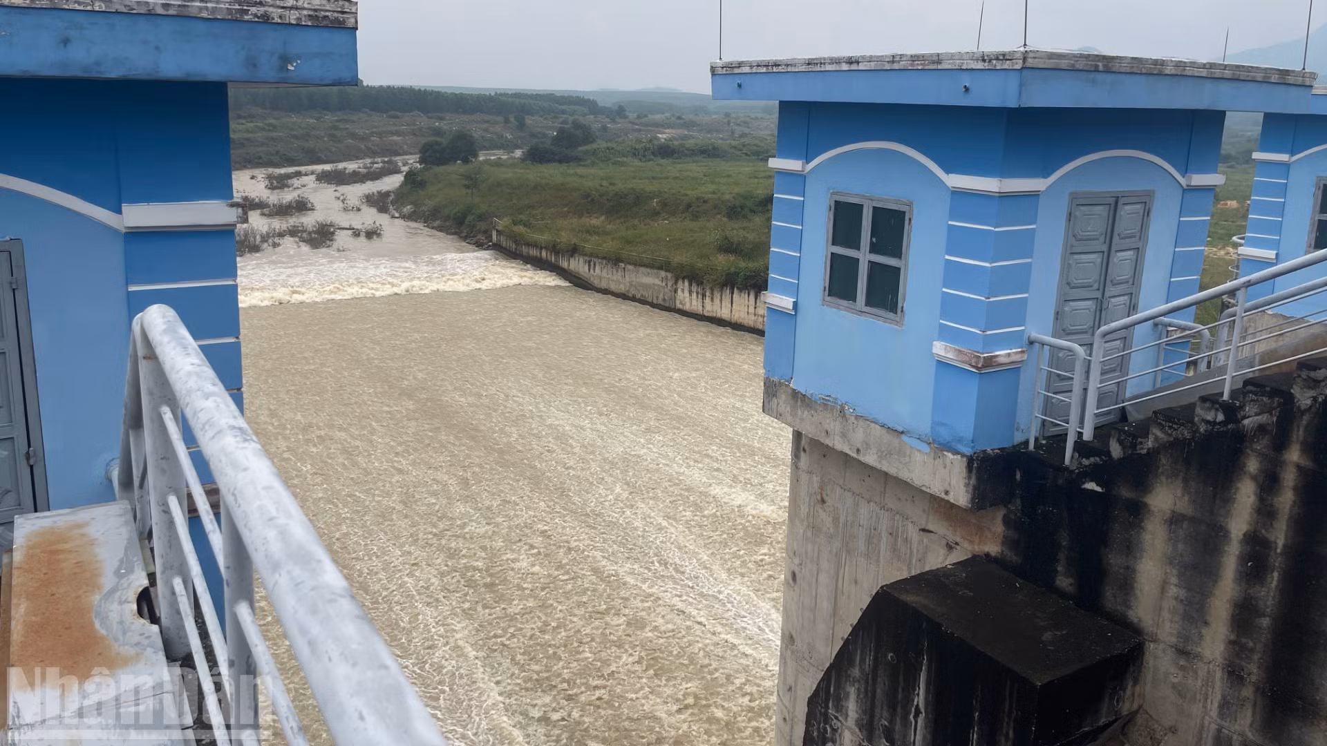 Hồ sông Dinh 3 (xã Tân Hải) đang xả lũ.