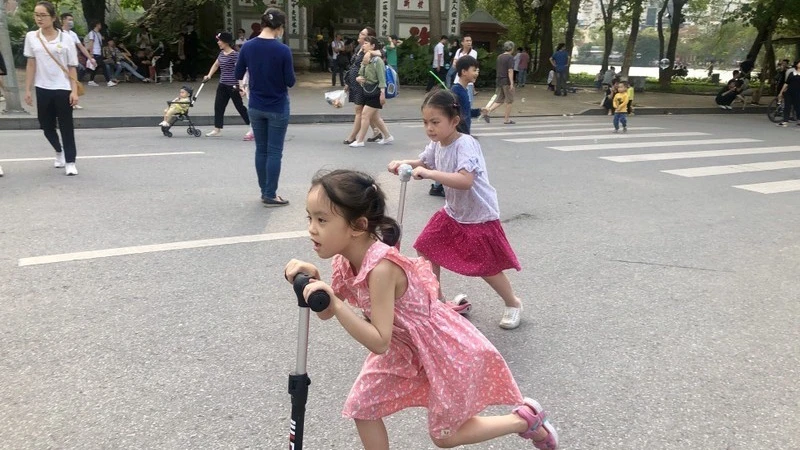 湖のまわりの通りを週末だけ歩行者にひらいた