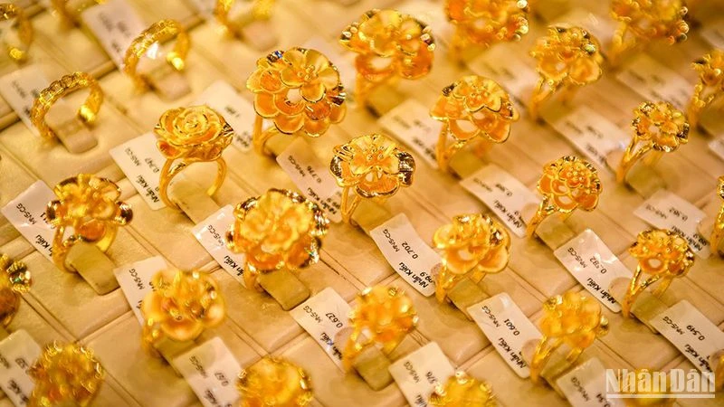 Giá vàng miếng SJC và vàng nhẫn đồng loạt giảm ngày 14/8
