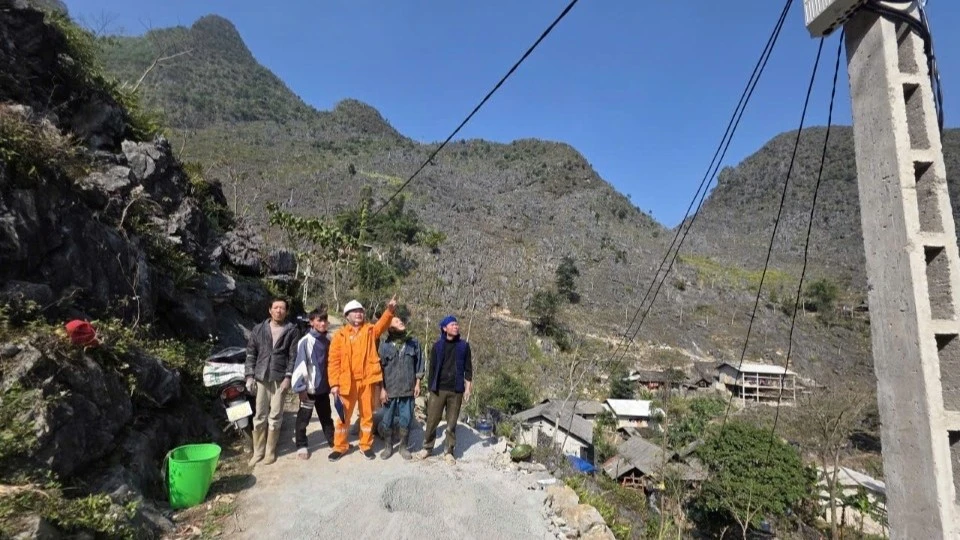 Thắp sáng vùng lõm, mở đường phát triển vùng cao