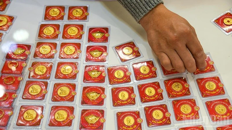 Giá vàng 22/10: Thế giới tiếp đà giảm, trong nước đứng yên
