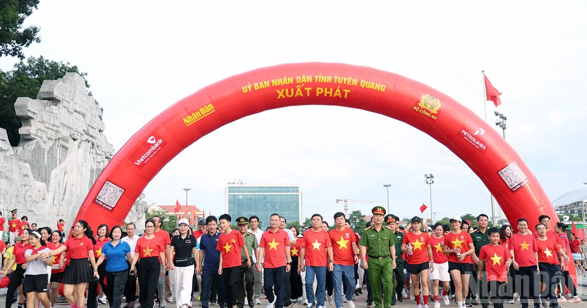 Hàng nghìn người tại Tuyên Quang tham gia đi bộ "Cùng Việt Nam tiến bước"