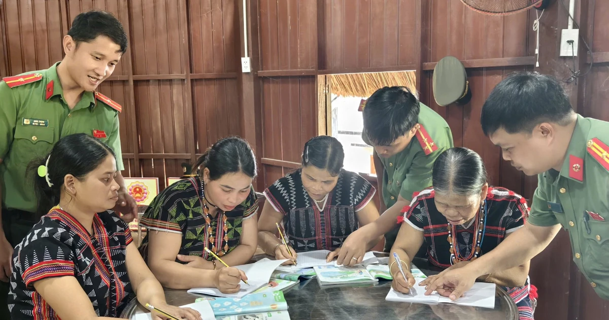 Công an xã A Vương thí điểm mở lớp học tiếng Việt cho đồng bào Cơ Tu