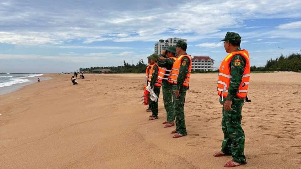 Tiếp tục tìm kiếm nam du khách Trung Quốc mất tích khi tắm biển tại Đắk Lắk