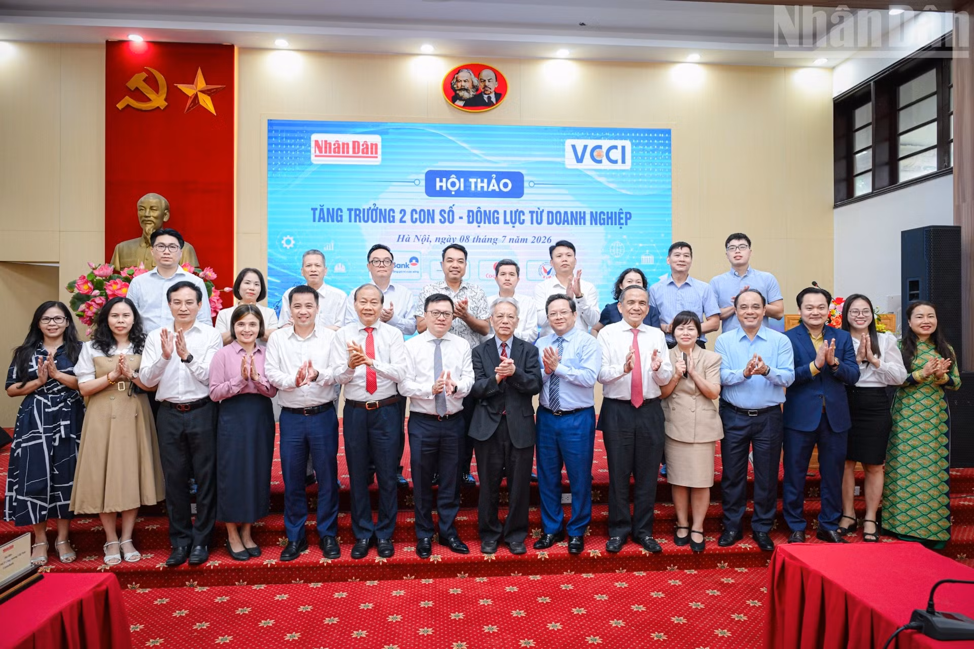 Các đại biểu tham dự Hội thảo chụp ảnh lưu niệm.