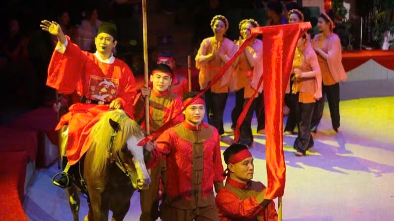Cảnh "Vinh quy bái tổ" tái hiện khoảnh khắc người đỗ đạt trở về quê hương, tôn vinh khát vọng học hành, tinh thần hiếu nghĩa và tự hào cộng đồng – những giá trị bền vững trong tranh dân gian Đông Hồ.