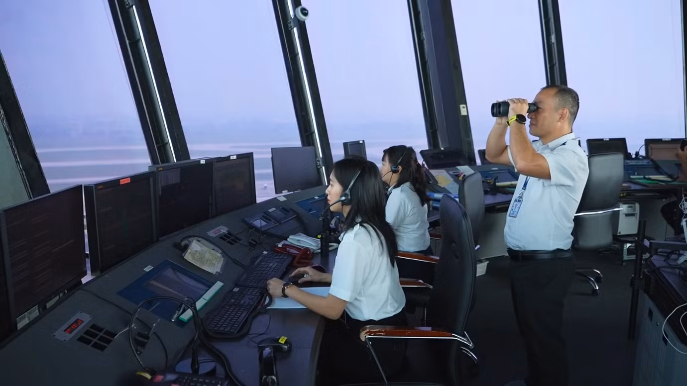 Phía sau mỗi chuyến bay an toàn là sự tập trung, chính xác và trách nhiệm của những người làm nhiệm vụ điều hành bay.