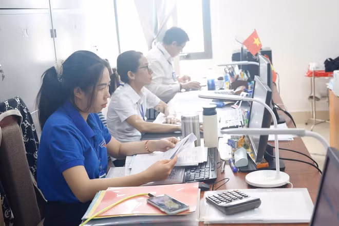 Công chức ngành kho bạc nỗ lực đẩy nhanh tiến độ để chi kinh phí tặng quà Tết Độc lập cho người dân 