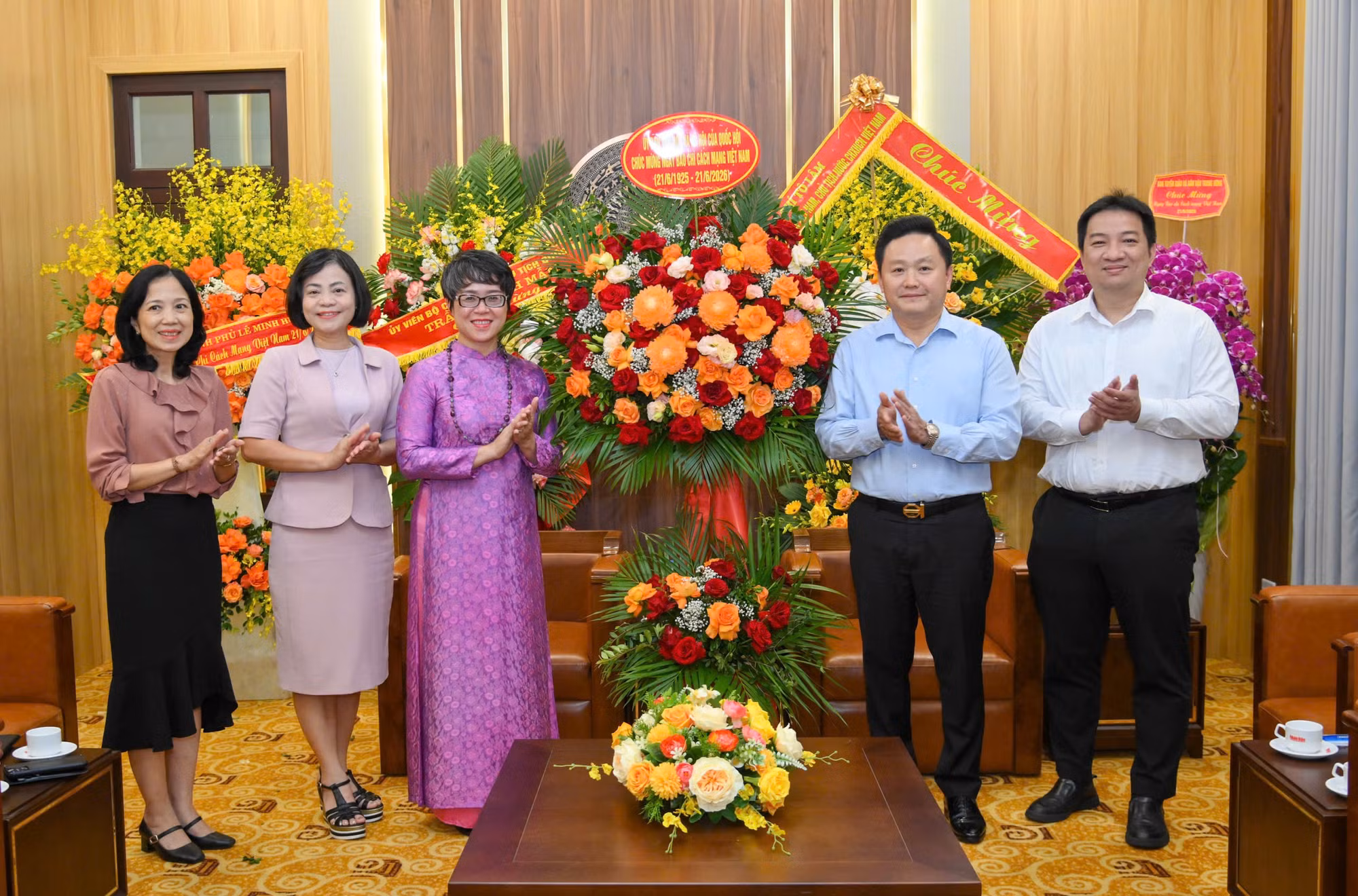 Đoàn công tác của Ủy ban Văn hóa và Xã hội của Quốc hội đã đến chúc mừng Báo Nhân Dân nhân kỷ niệm 101 năm Ngày Báo chí Cách mạng Việt Nam.