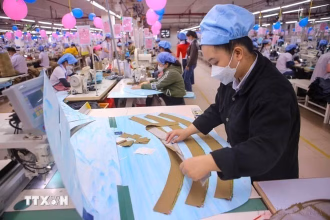 Sản xuất hàng dệt may xuất khẩu. (Ảnh: TTXVN)