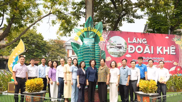 Công trình “Tranh bích họa tại thôn Đoài Khê” do tuổi trẻ xã Đan Phượng thực hiện. (Ảnh: NGÂN NGUYỄN)