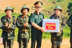 Thiếu tướng Đặng Quốc Đồng, Chỉ huy trưởng Bộ Chỉ huy quân sự tỉnh Lào Cai tặng quà cho lực lượng bắn đạn thật. (Ảnh: THANH SƠN)