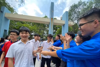 Thí sinh phấn khởi sau khi hoàn thành tốt bài thi môn Toán trong kỳ thi tuyển sinh lớp 10 công lập sáng 8/6.
