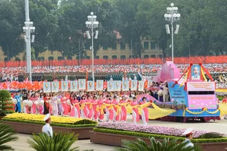Phụ nữ Việt Nam tham gia diễu hành mừng kỷ niệm 70 năm thành lập nước. (Ảnh: Vũ Hoa)