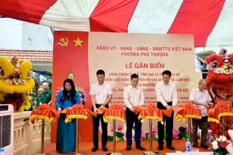 Các đại biểu cắt băng khánh thành công trình tôn tạo di tích lịch sử Đại điểm lưu niệm Chủ tịch Hồ Chí Minh tại nhà cụ Nguyễn Thị An (phường Phú Thượng, Hà Nội). (Ảnh: THẢO HƯƠNG)