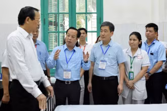 Đoàn kiểm tra của Bộ Giáo dục và Đào tạo kiểm tra công tác chuẩn bị thi tại điểm thi Trường THCS Trưng Vương.