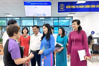 Lãnh đạo phường Cầu Giấy trò chuyện với người dân đến làm thủ tục hành chính. (Ảnh: HÀ PHONG)