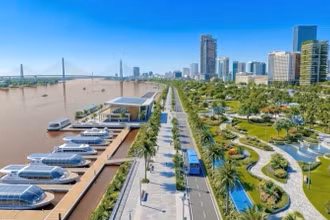 Sau khi xây dựng Trục đại lộ cảnh quan sông Hồng, Thành phố Hà Nội phát triển dịch vụ du thuyền đêm trên sông Hồng. Du khách vừa ngắm cảnh thành phố về đêm, vừa được thưởng thức nghệ thuật và ẩm thực trên thuyền.