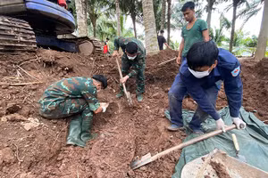 Đội K91 khai quật khu vực vườn dừa của một hộ dân ấp Cả Cái, xã Tân Thành. (Ảnh: Đội K91)
