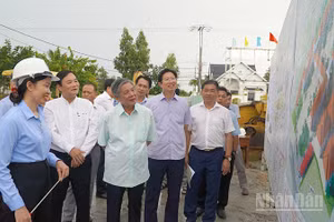 Đoàn công tác khảo sát dự án thi công Trường phổ thông nội trú tiểu học và trung học cơ sở Thường Phước, xã Thường Phước. (Ảnh: HỮU NGHĨA)